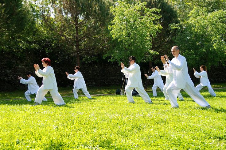Grup de persones practicant Tai chi