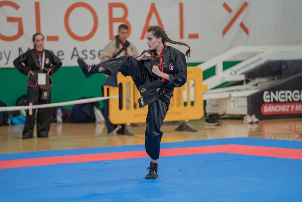 Noia practicant Kung Fu